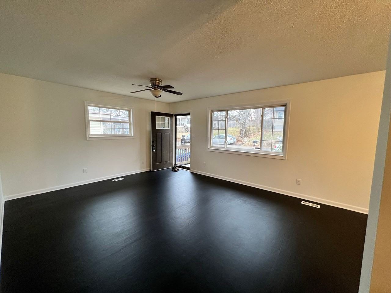 712 Moore St - Photo 2 of 14