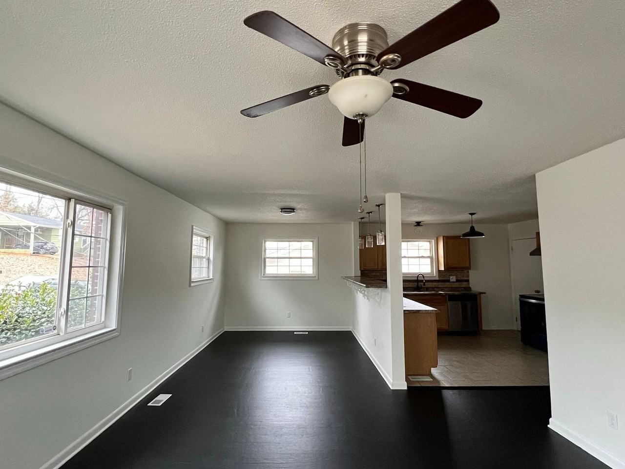 712 Moore St - Photo 3 of 14