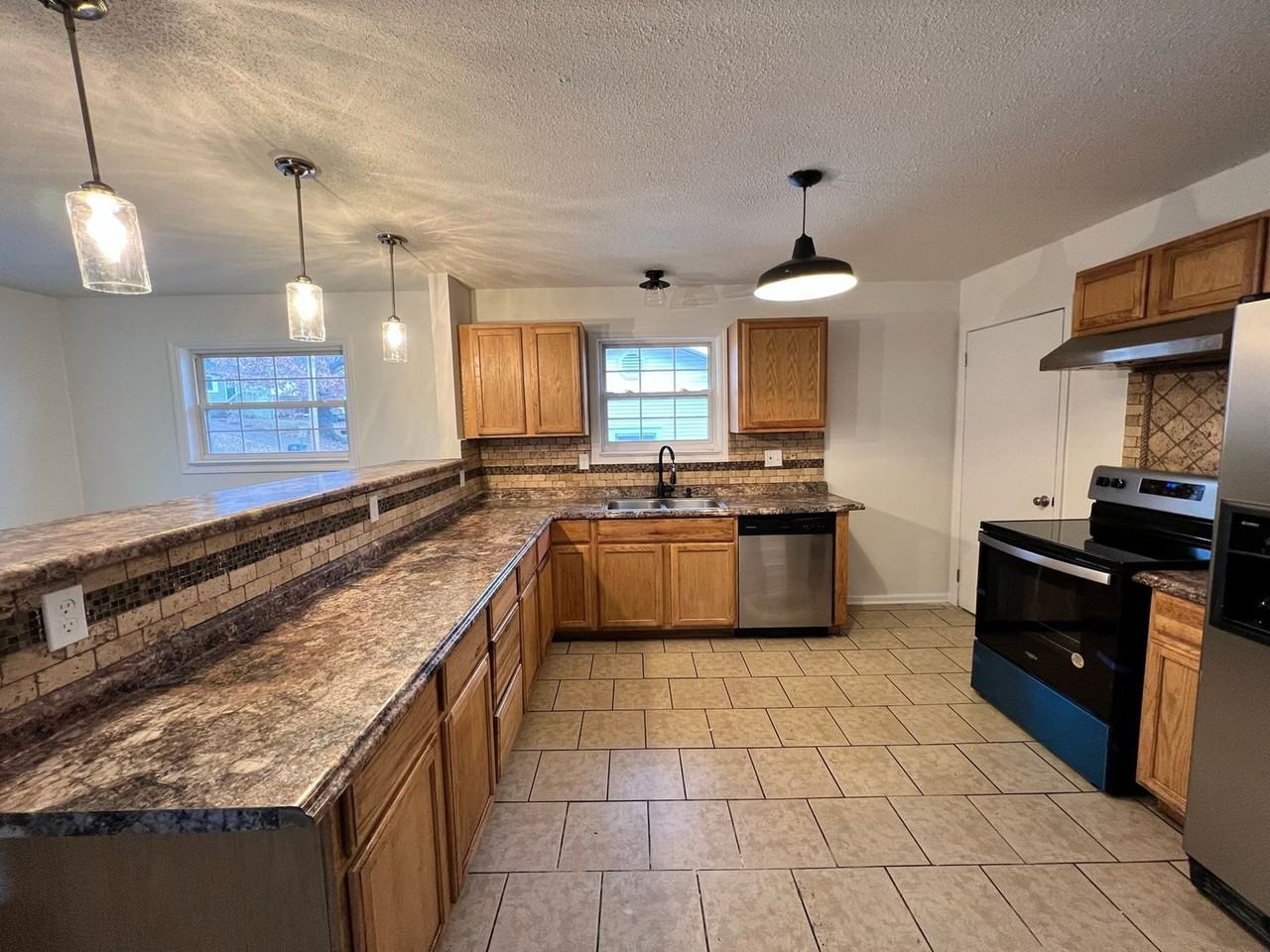 712 Moore St - Photo 4 of 14