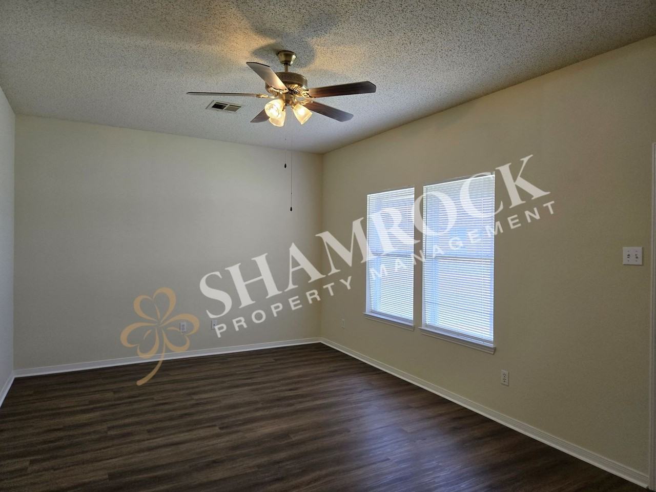 1713 Breezy Dr - Photo 3 of 10