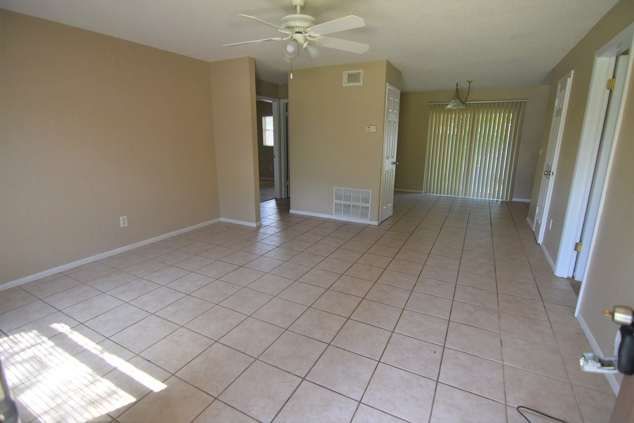 423 Longwood Cir - Photo 2 of 10