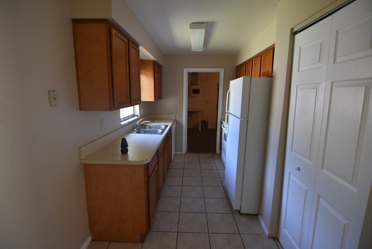 423 Longwood Cir - Photo 3 of 10
