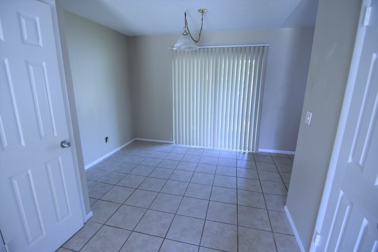 423 Longwood Cir - Photo 4 of 10