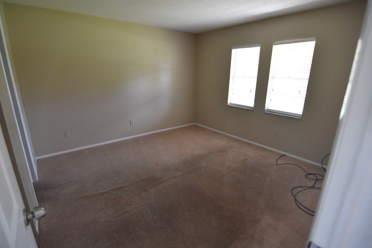 423 Longwood Cir - Photo 5 of 10