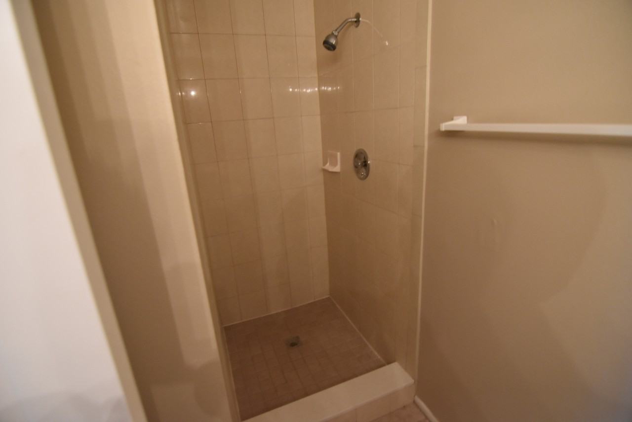 423 Longwood Cir - Photo 7 of 10