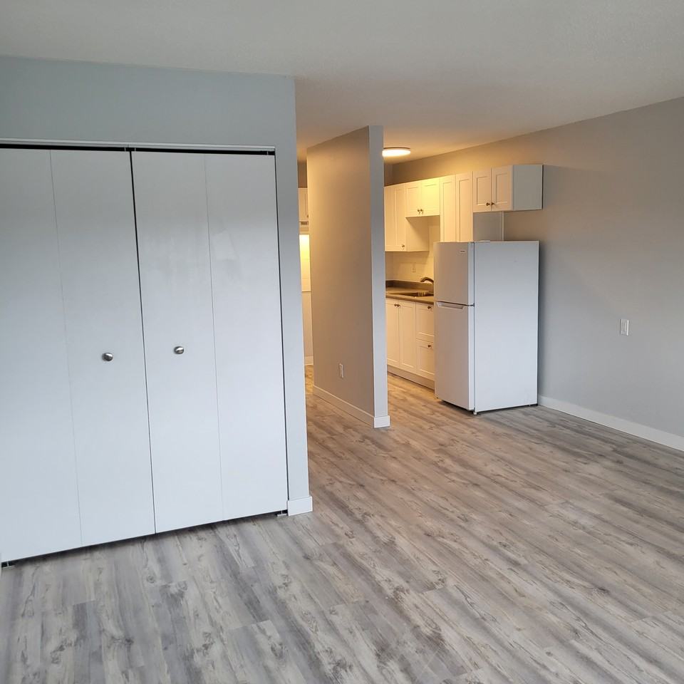 912 Selkirk Ave #408 - Photo 3 of 11