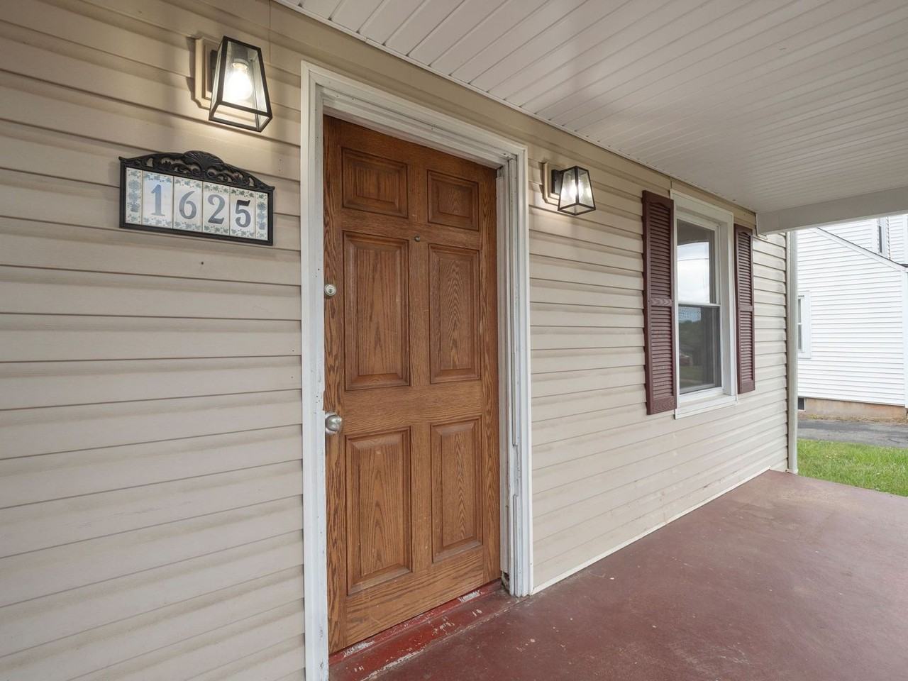 1625 Padbury Ave Se - Photo 4 of 39