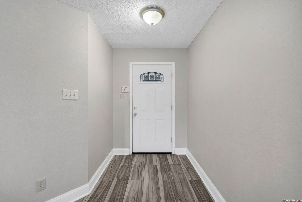 7927 Hilltop Crst - Photo 4 of 31