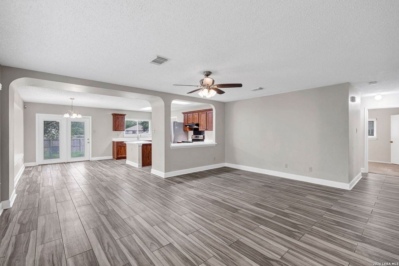 7927 Hilltop Crst - Photo 5 of 31