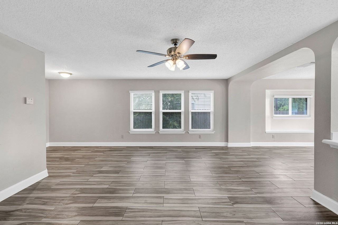 7927 Hilltop Crst - Photo 7 of 31