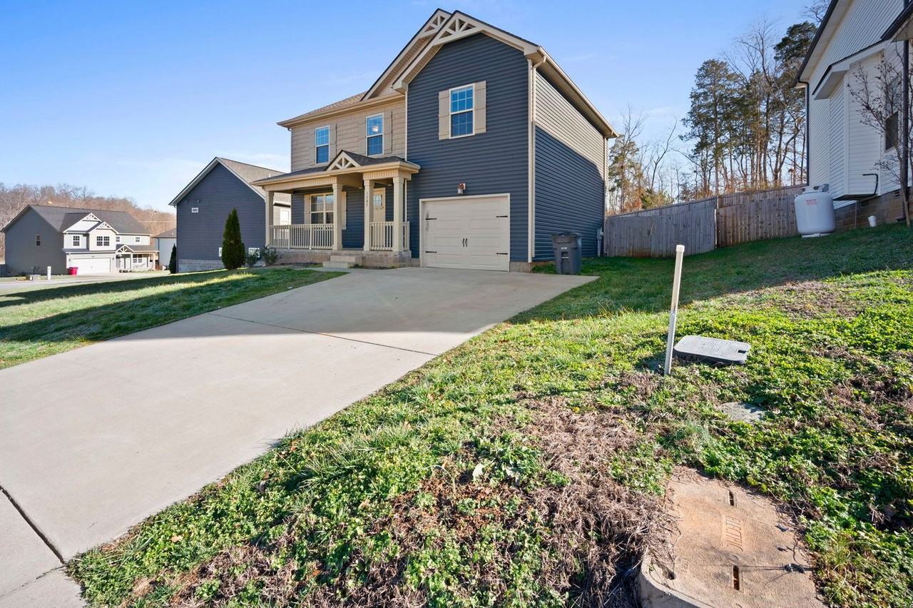 1385 Sussex Dr - Photo 3 of 34