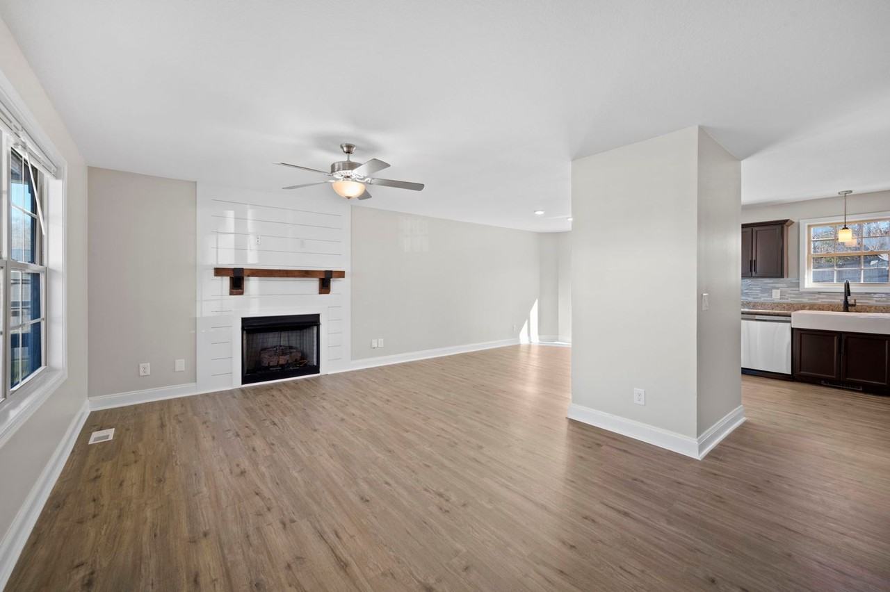 1385 Sussex Dr - Photo 4 of 34