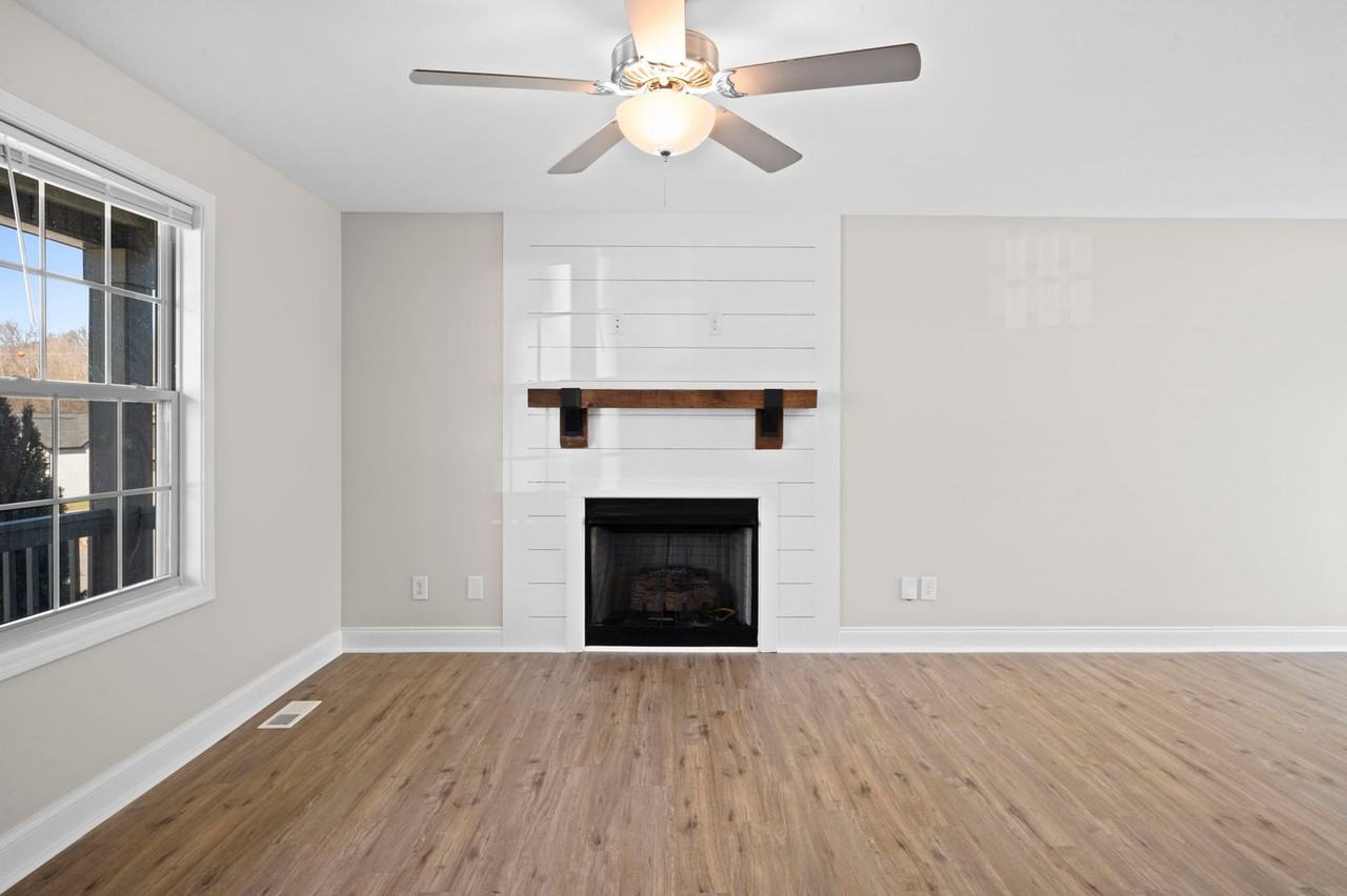 1385 Sussex Dr - Photo 5 of 34
