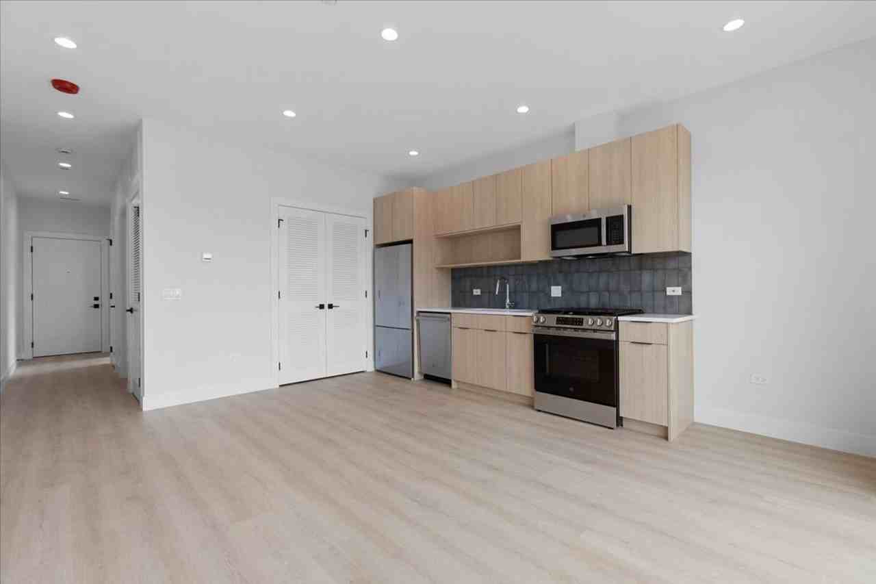 904 W Dakin St - Photo 5 of 11