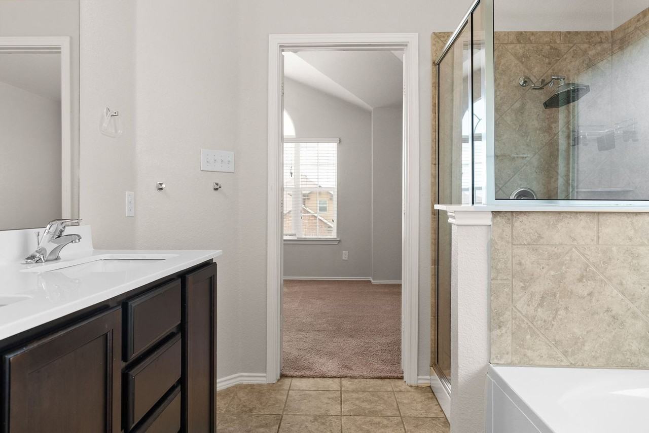 9605 Raeburn Ct - Photo 3 of 20