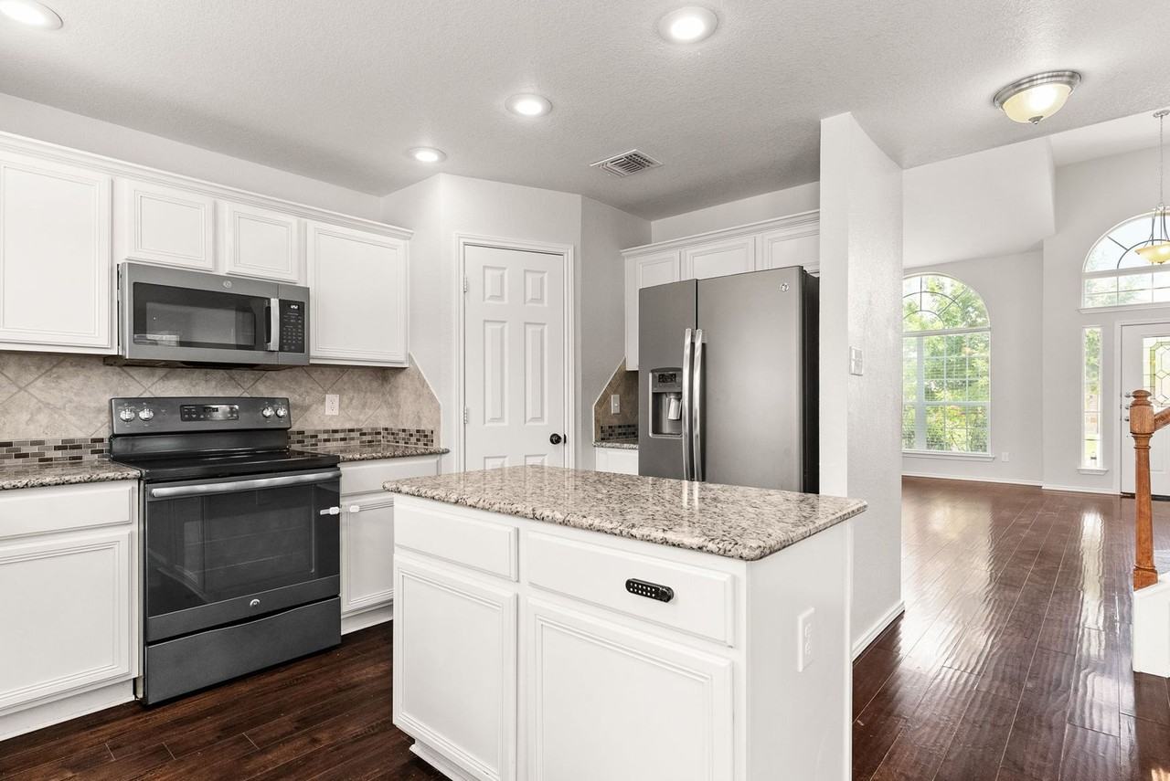 9605 Raeburn Ct - Photo 4 of 20