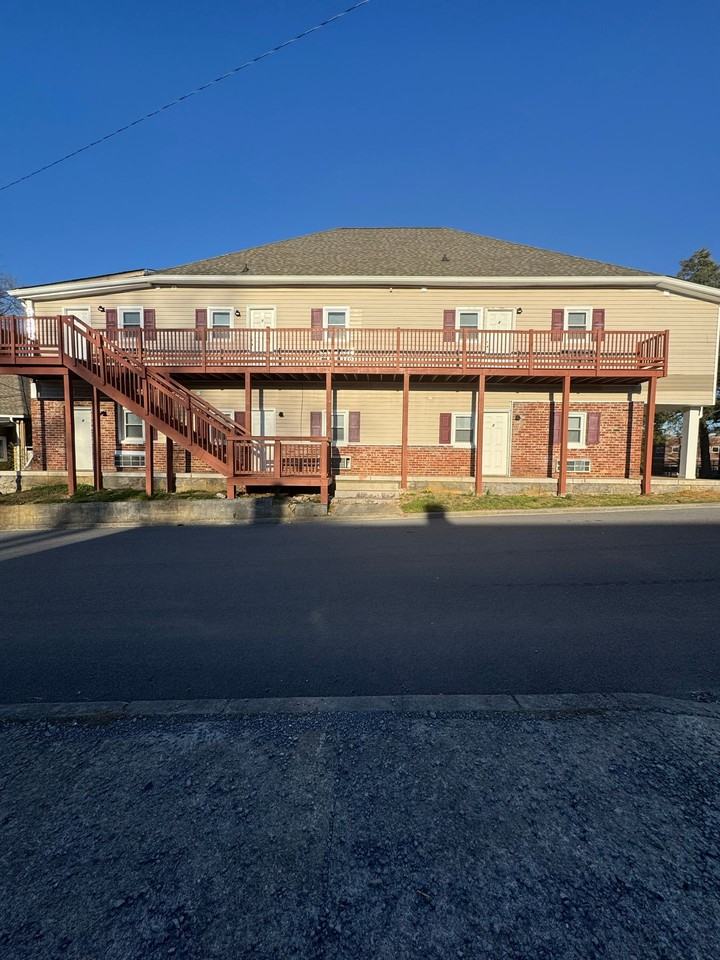 712 Lamont St. - Photo 2 of 3