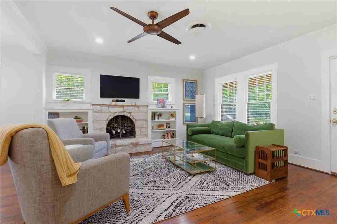 1120 W Hopkins St - Photo 6 of 20