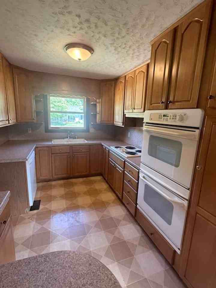 304 Swaim St - Photo 2 of 9
