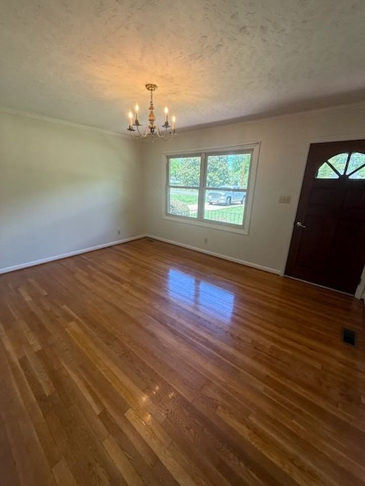 304 Swaim St - Photo 4 of 9