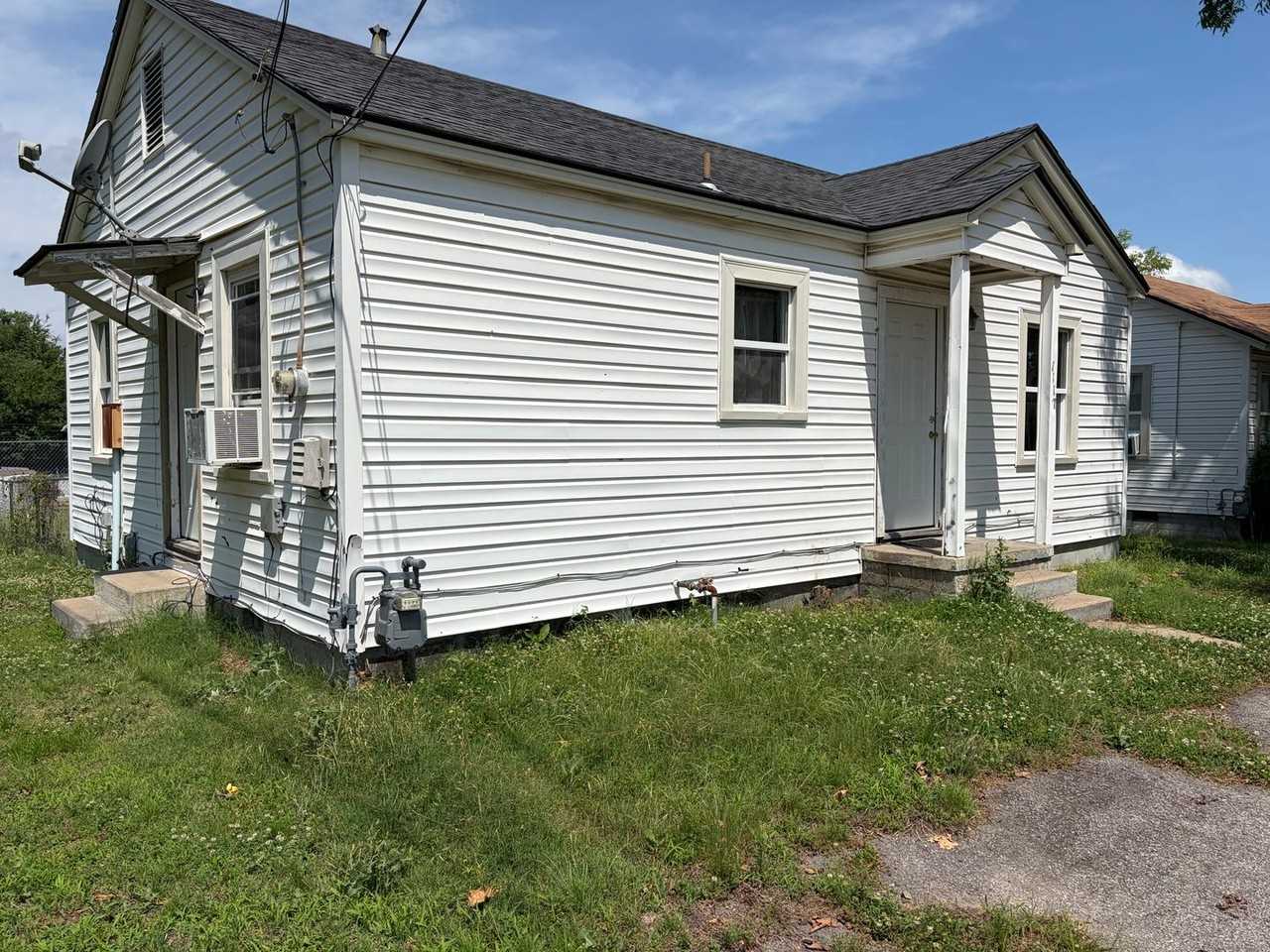 1117 N 32nd St - Photo 2 of 3