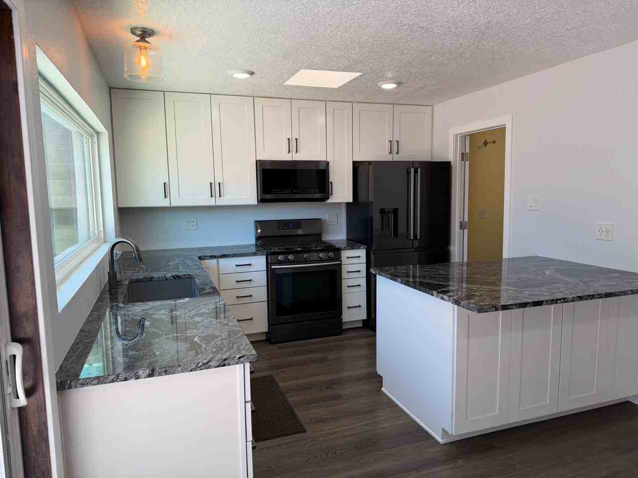 12013 Kashmir St Ne - Photo 3 of 15