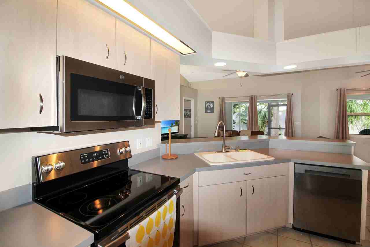 1180 Palmetto Dr - Photo 4 of 21