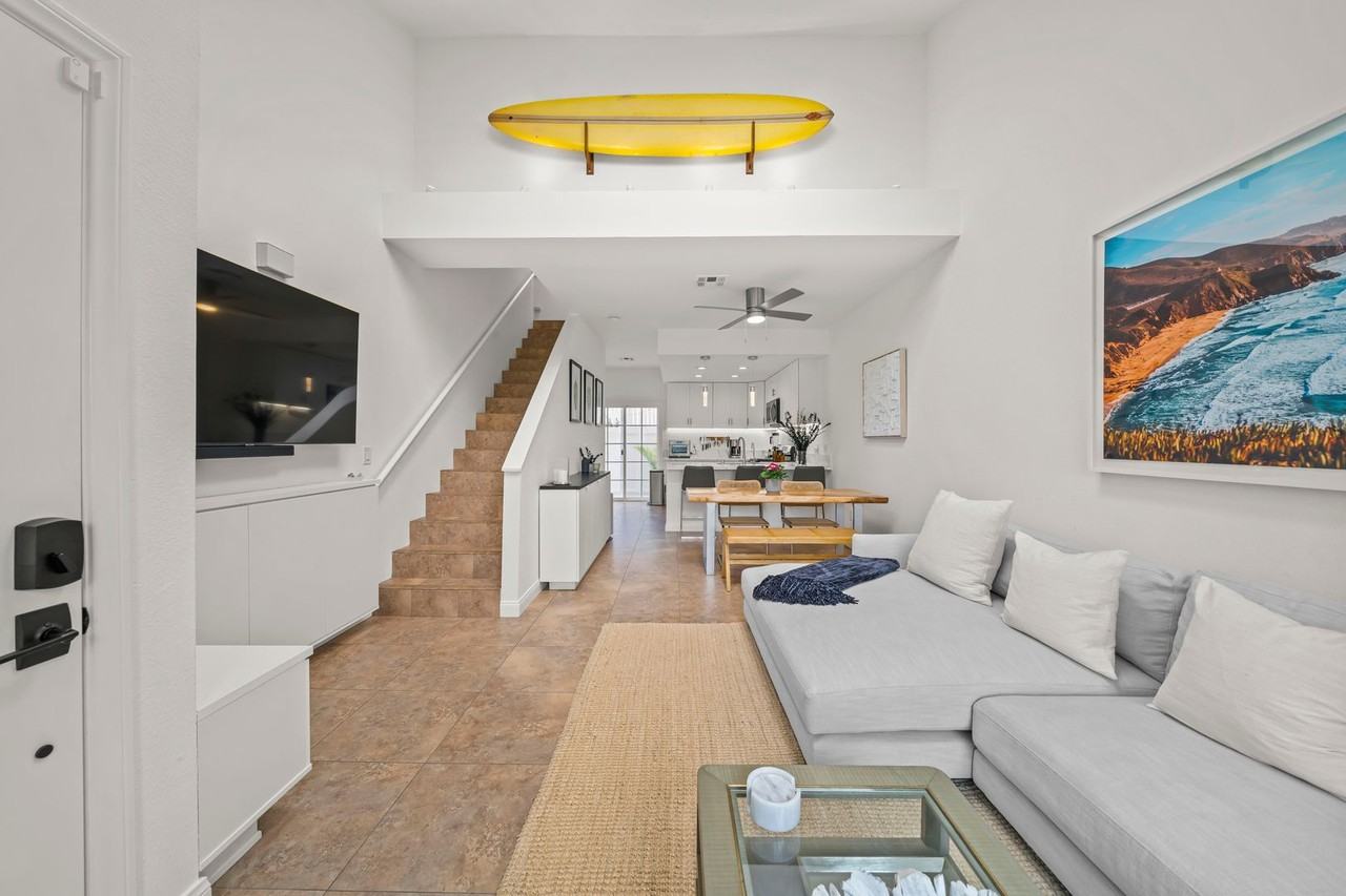 978 Elm Ave - Photo 4 of 46