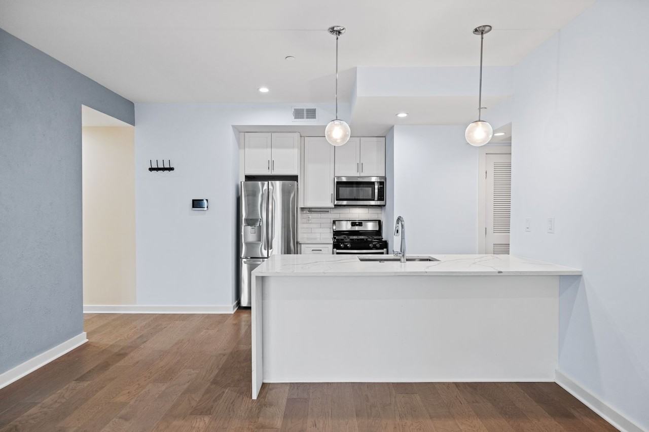 1019 17th Pl Ne #401 - Photo 2 of 18