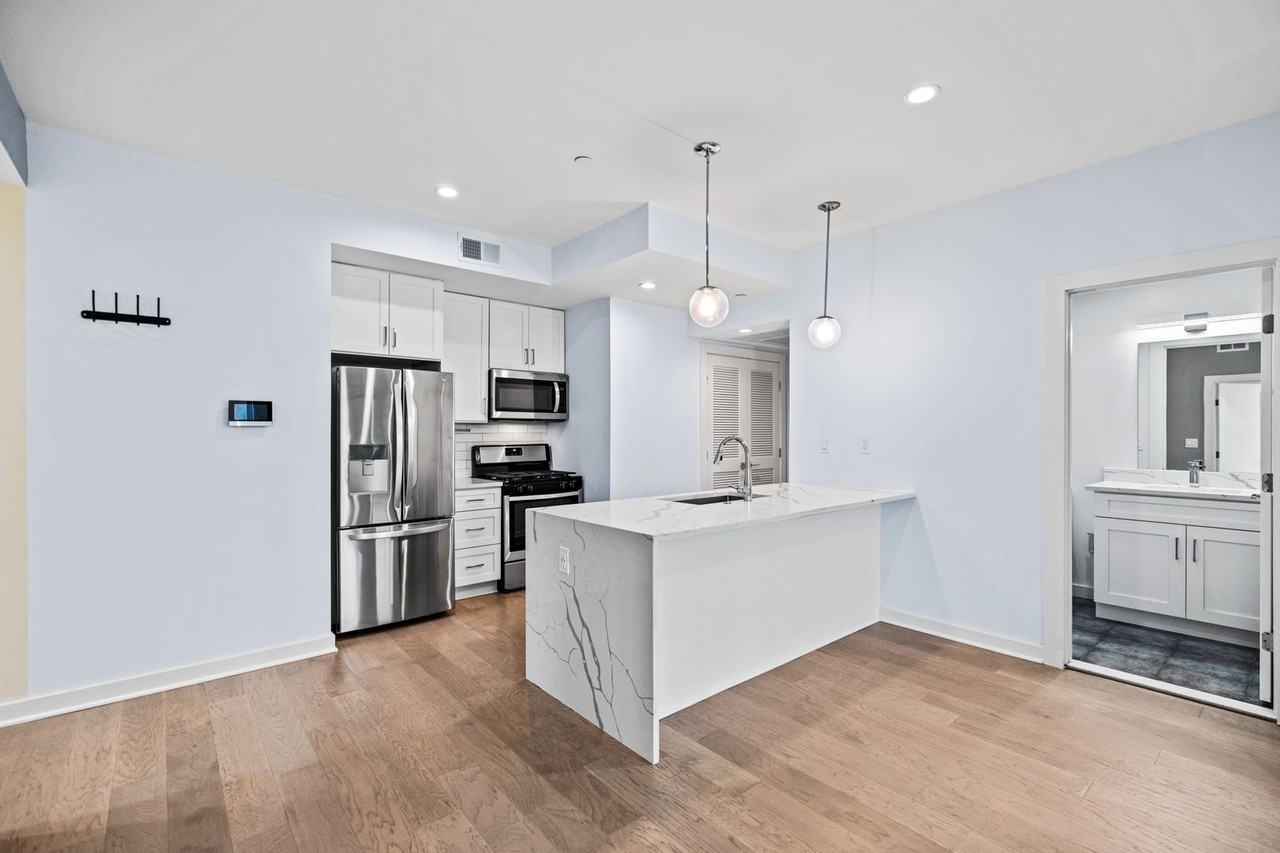1019 17th Pl Ne #401 - Photo 4 of 18