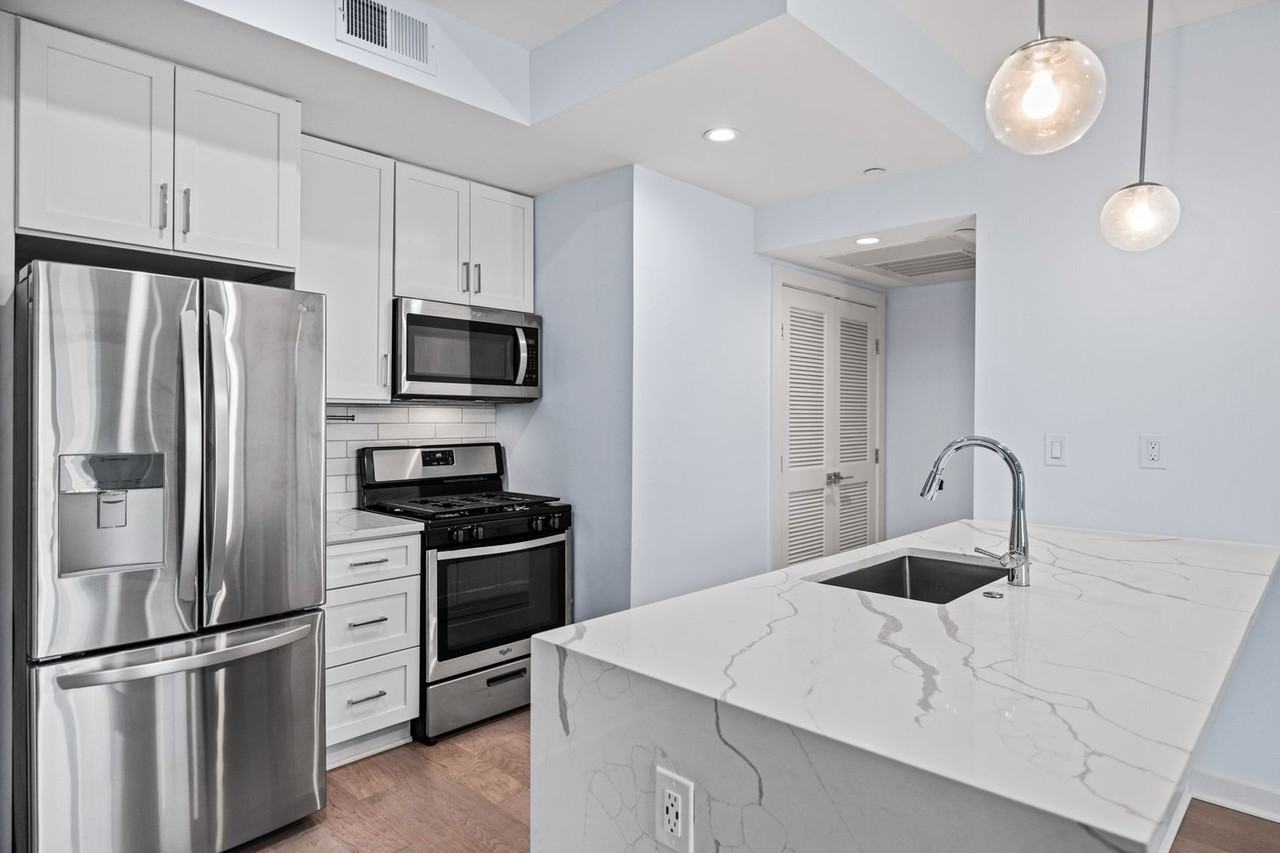 1019 17th Pl Ne #401 - Photo 5 of 18