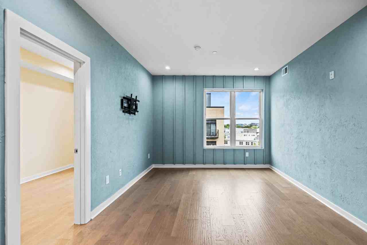 1019 17th Pl Ne #401 - Photo 7 of 18