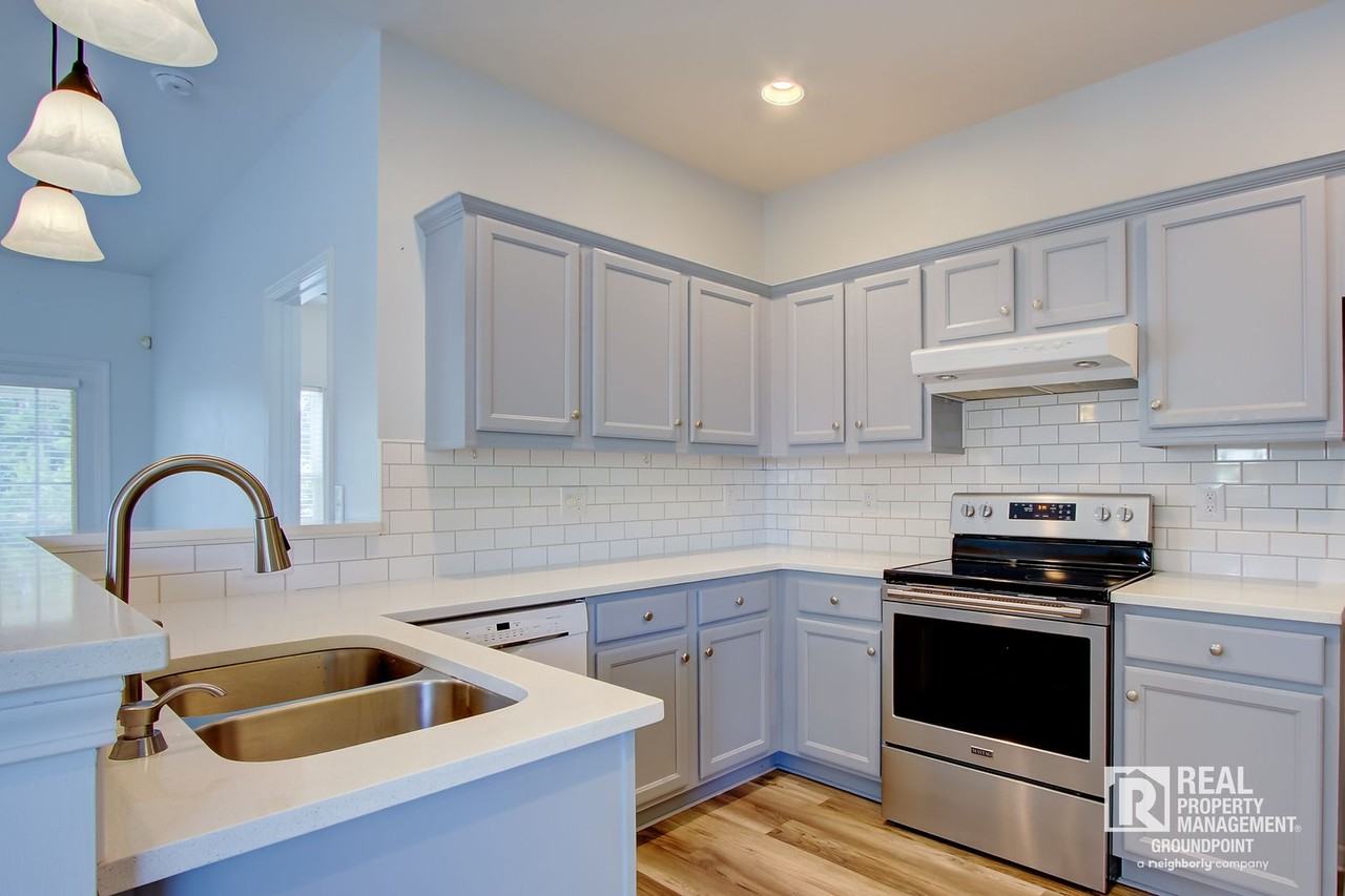 2815 Summertrees Blvd - Photo 2 of 21