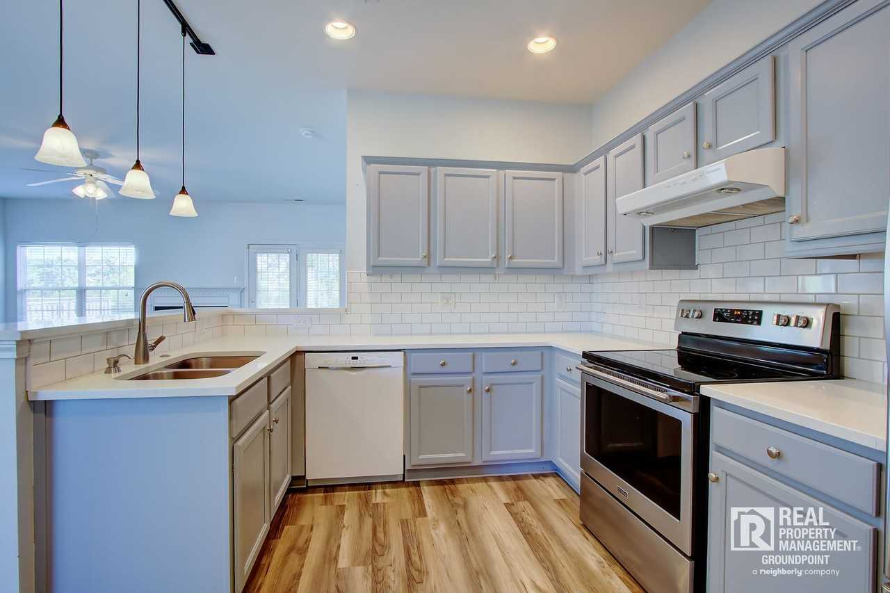2815 Summertrees Blvd - Photo 3 of 21