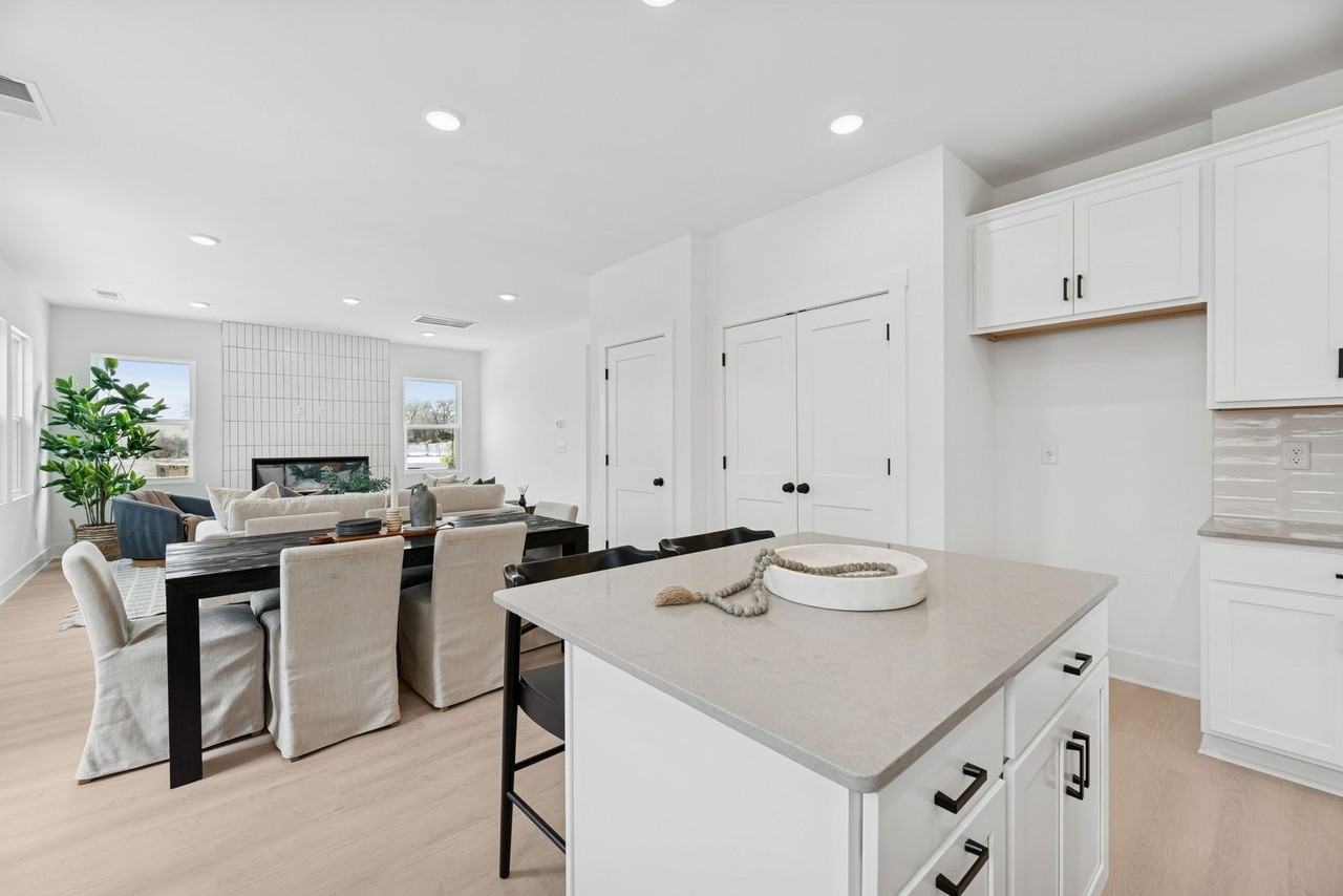 245 Rose Hannah Dr - Photo 4 of 17