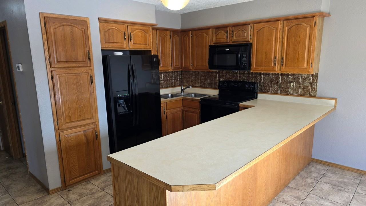 1925 E Capitol Ave - Photo 3 of 28