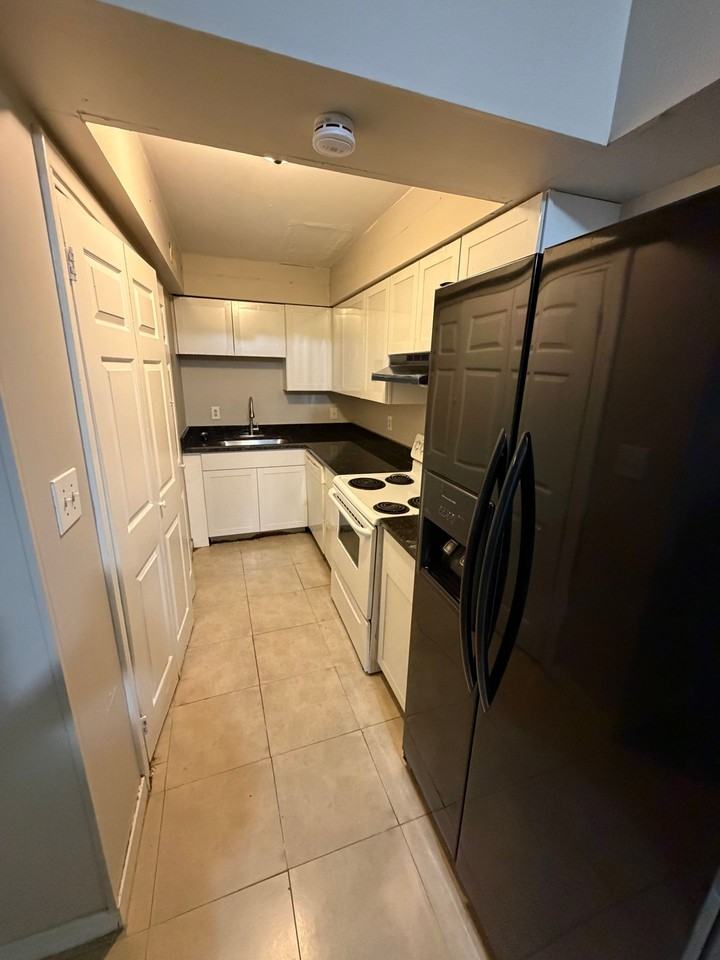 2825 N Ohenry Blvd #C - Photo 5 of 11