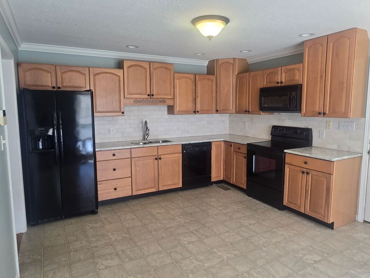 1607 Manheim Cir - Photo 4 of 15