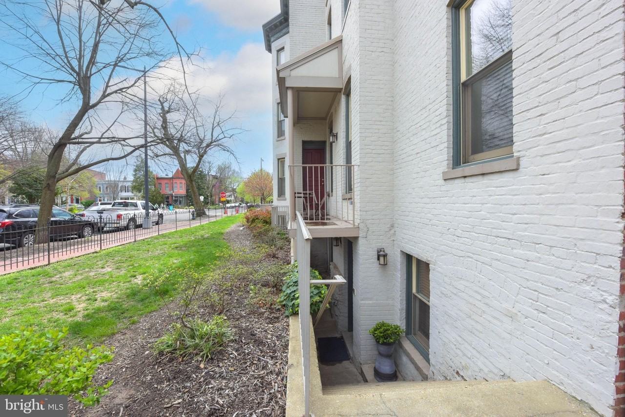 424 E Capitol St Ne #3 - Photo 3 of 25