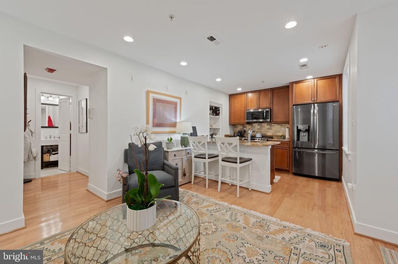 424 E Capitol St Ne #3 - Photo 5 of 25