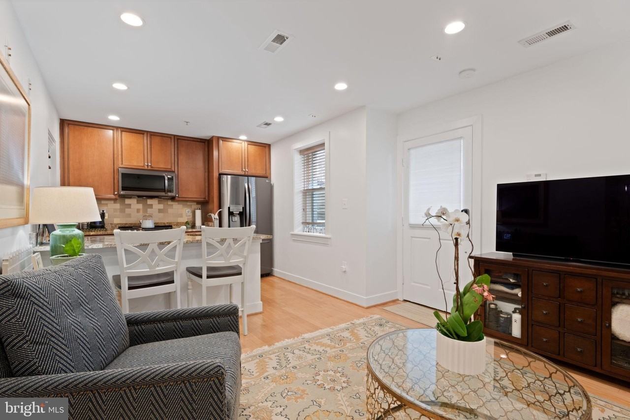 424 E Capitol St Ne #3 - Photo 6 of 25