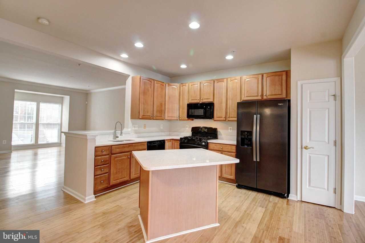 9394 Penrose St - Photo 3 of 32