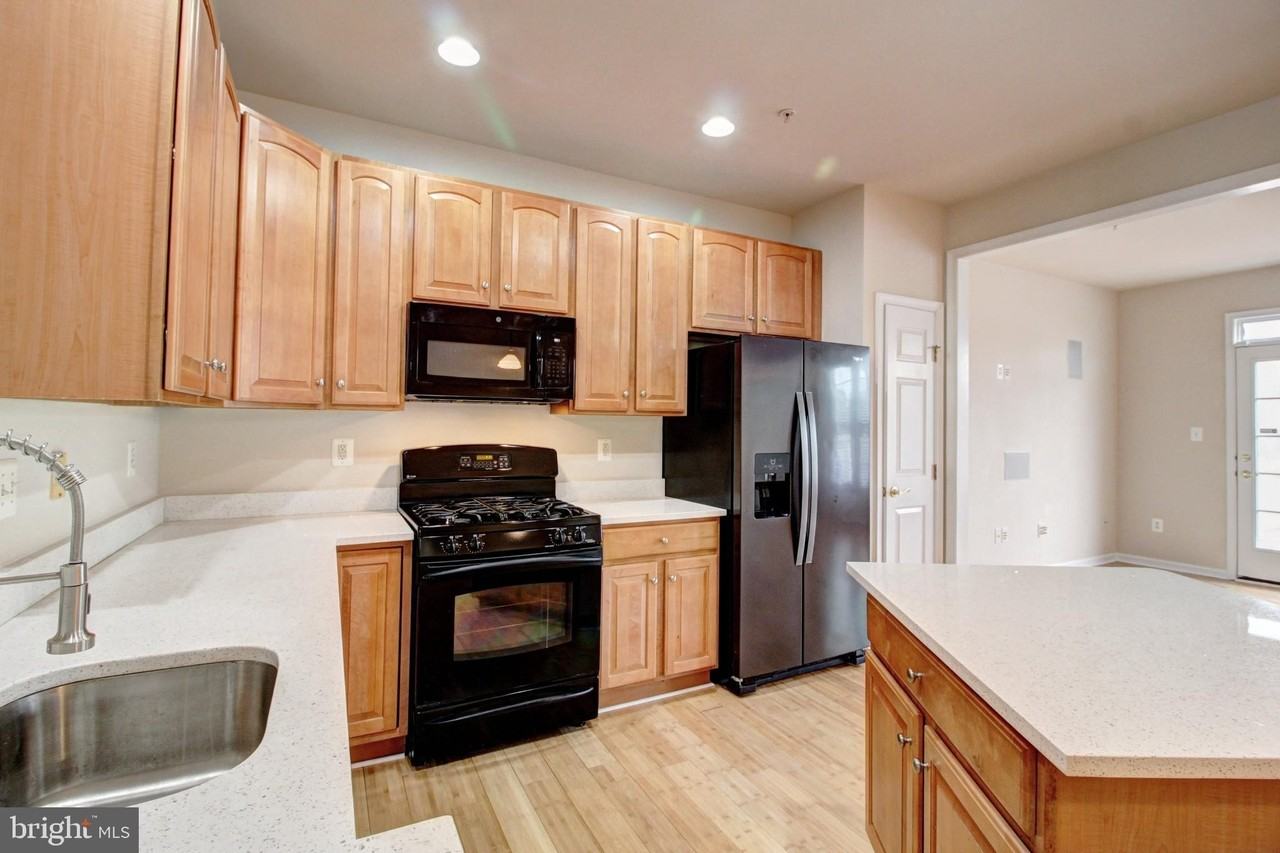 9394 Penrose St - Photo 4 of 32