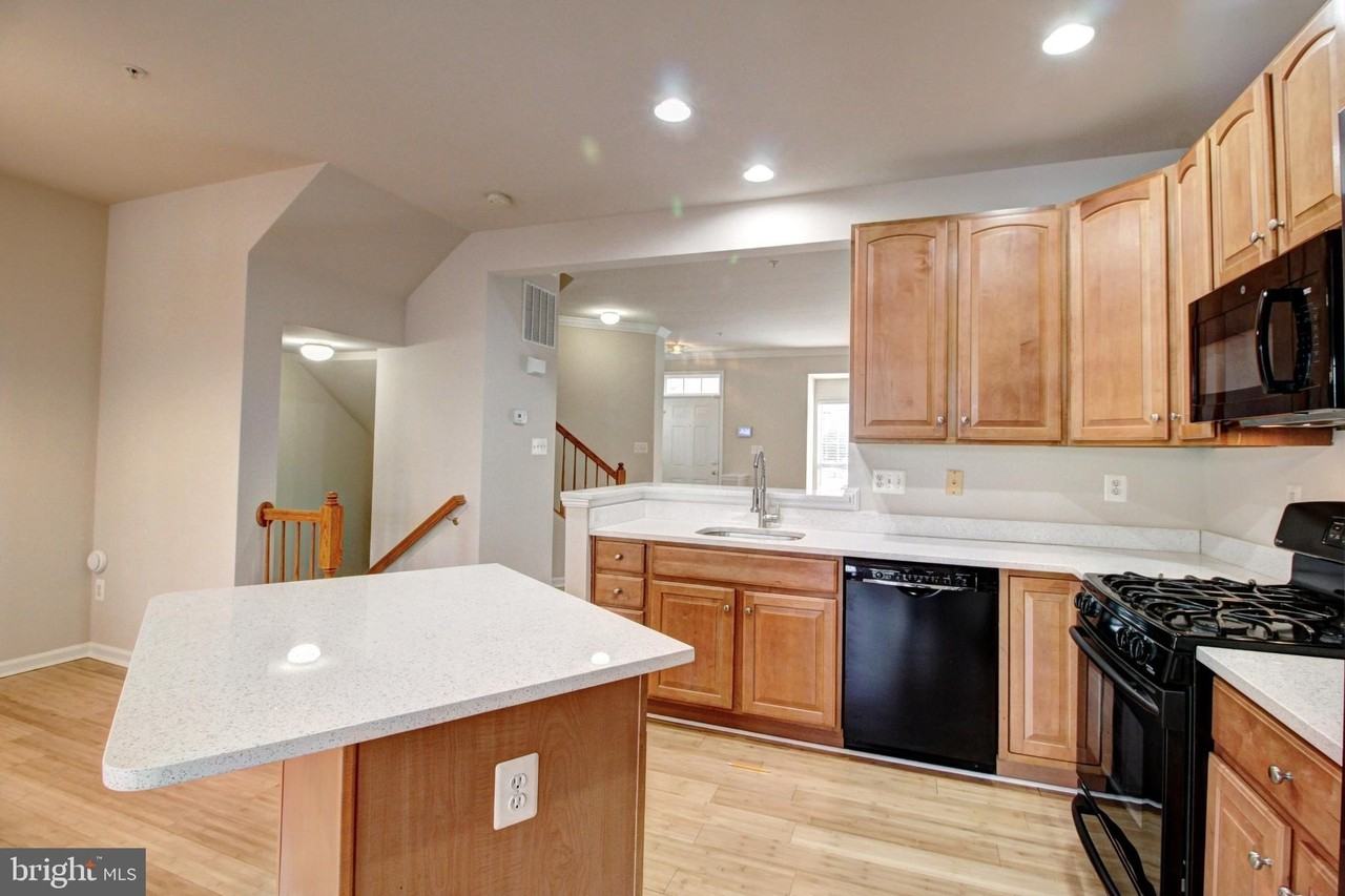9394 Penrose St - Photo 5 of 32
