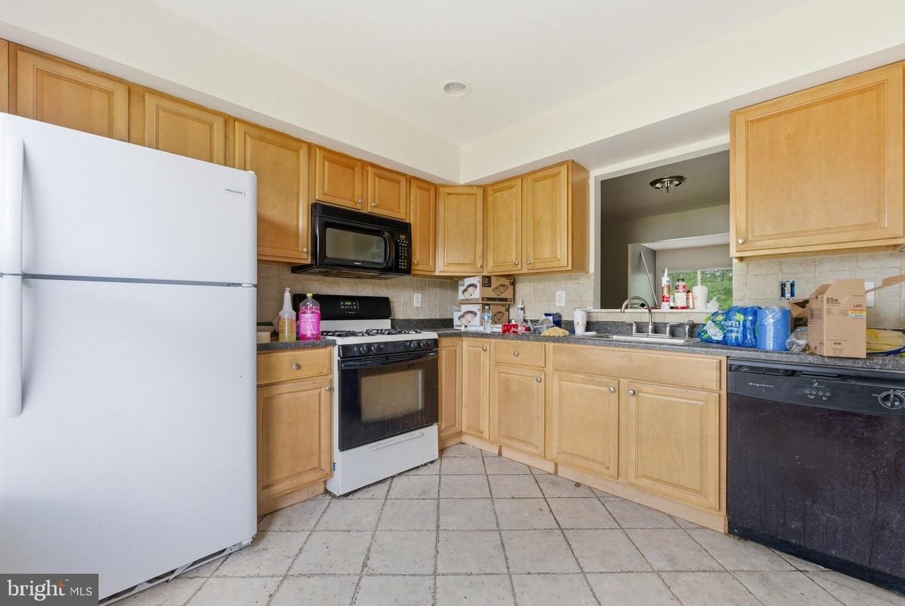 27 Villanova Ct - Photo 3 of 13