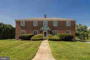 featured image of 10 Lloyd Ave #1S