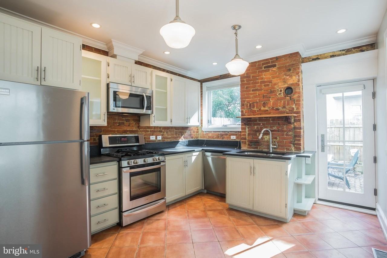 1928 Catharine St - Photo 3 of 24