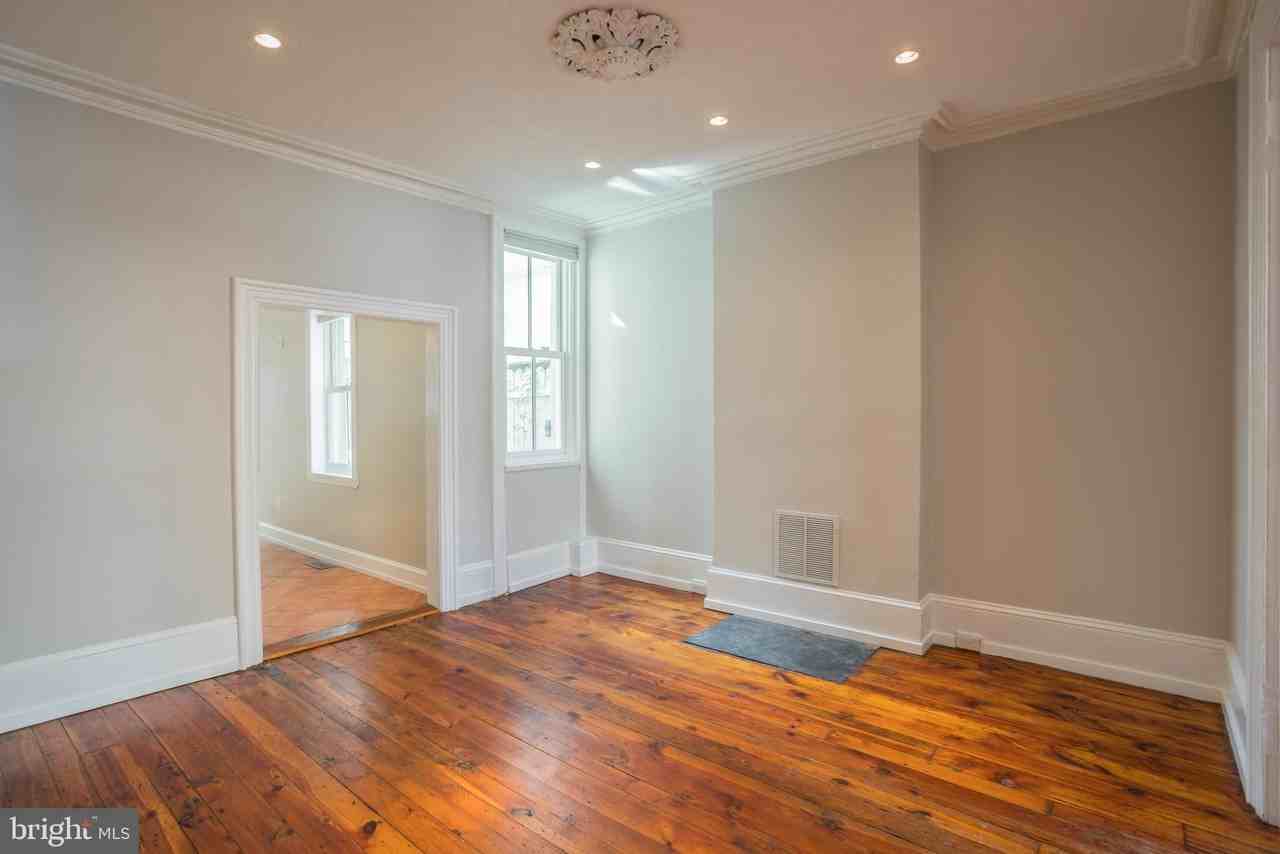 1928 Catharine St - Photo 6 of 24