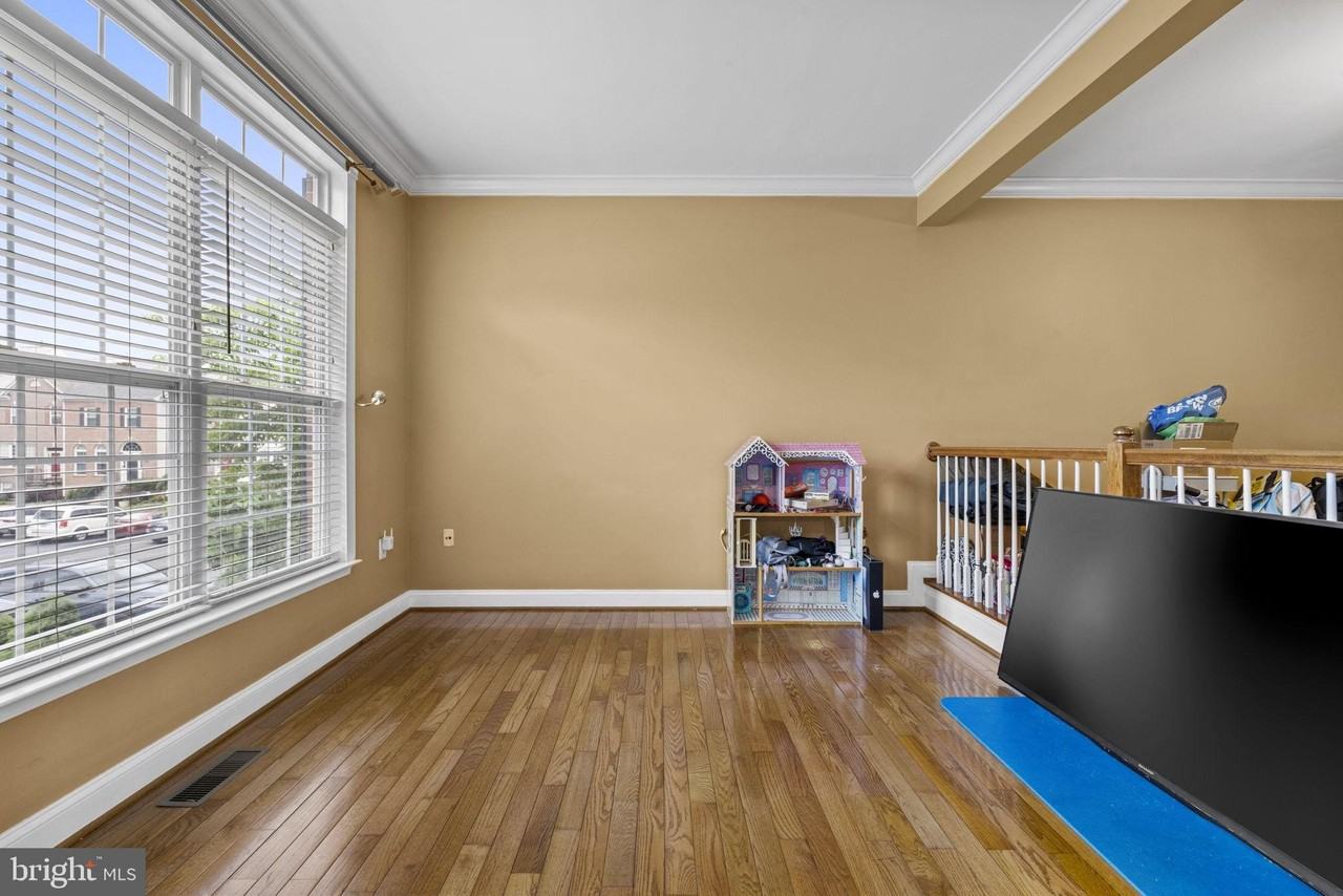 645 Mcleary Sq Se - Photo 2 of 26