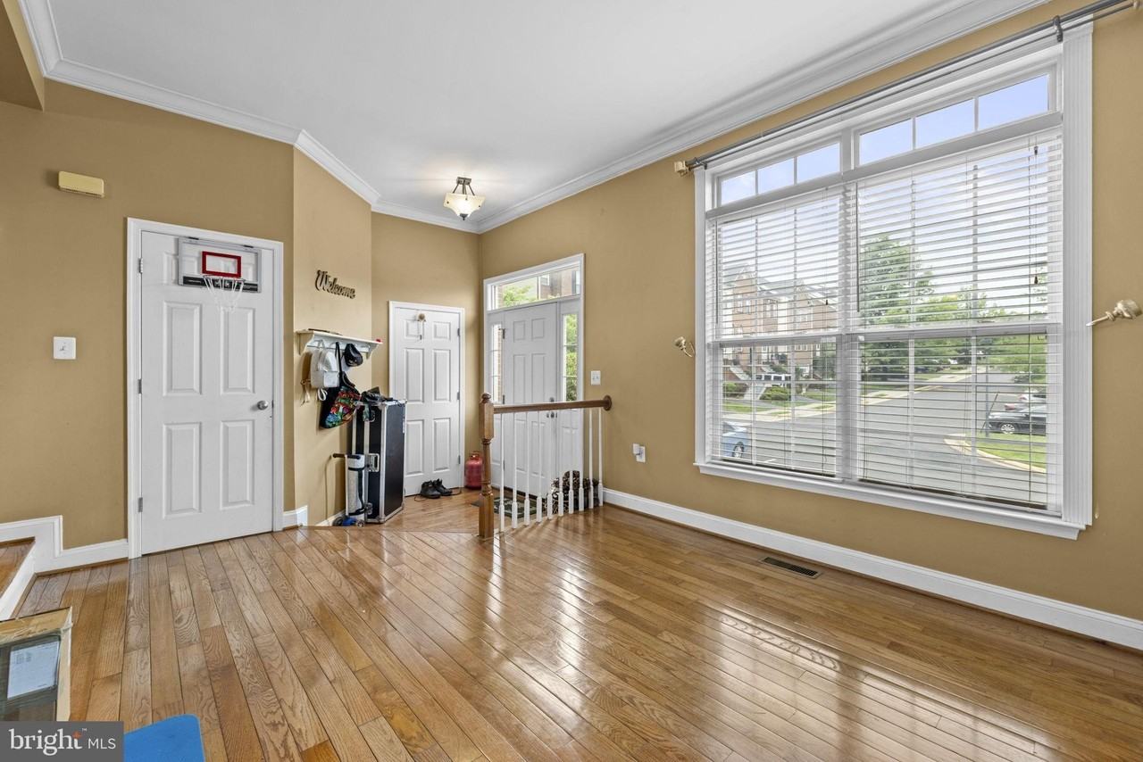 645 Mcleary Sq Se - Photo 3 of 26